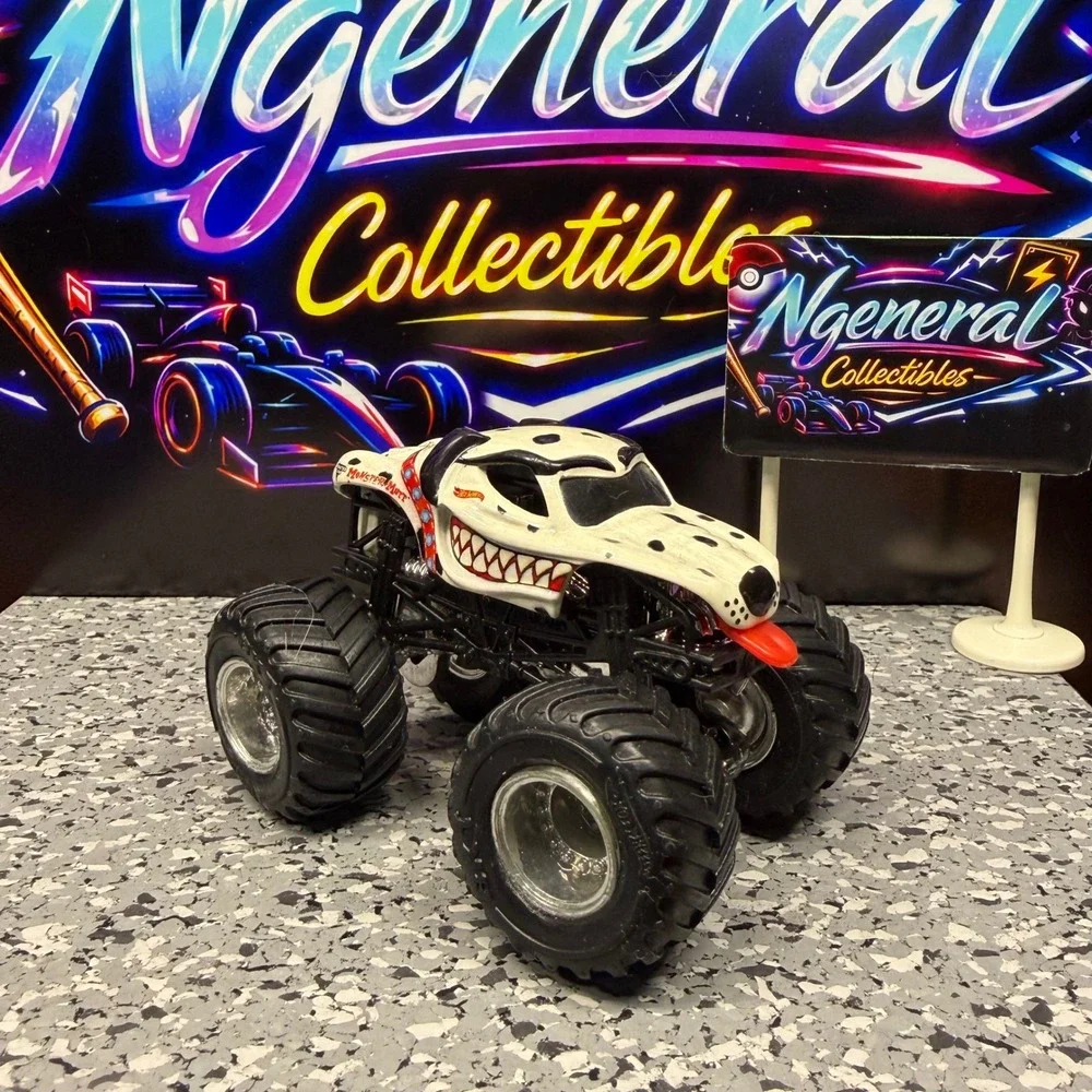 Hot Wheels Monster Jam Monster Mutt Dalmatian 1:64 Diecast Truck White Black